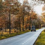 Land Rover die door de Veluwe rijdt.